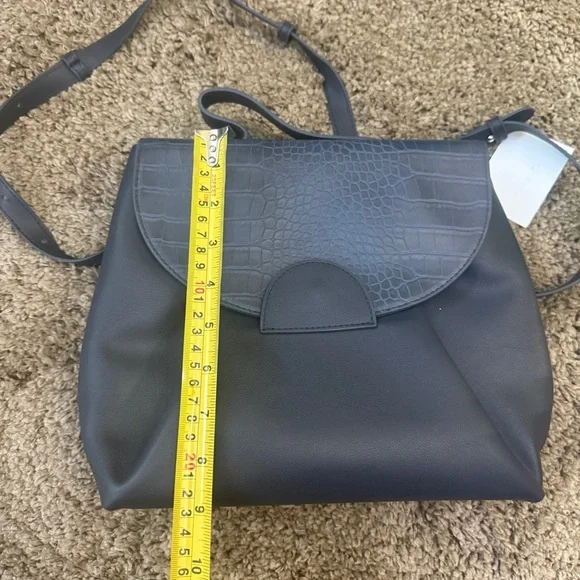 Chic Croc-Embossed Navy Shoulder Bag - Picture 3 of 7